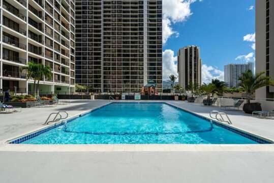 Apartment Elevated With Diamond Head & Ocean Views, Steps From Waikiki *