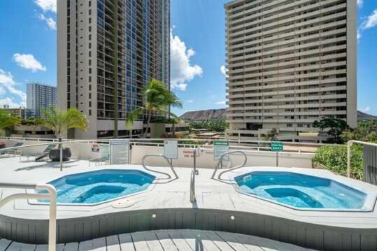 Elevated With Diamond Head & Ocean Views, Steps From Waikiki Apartment Honolulu
