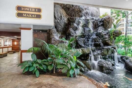 Elevated With Diamond Head & Ocean Views, Steps From Waikiki Apartment