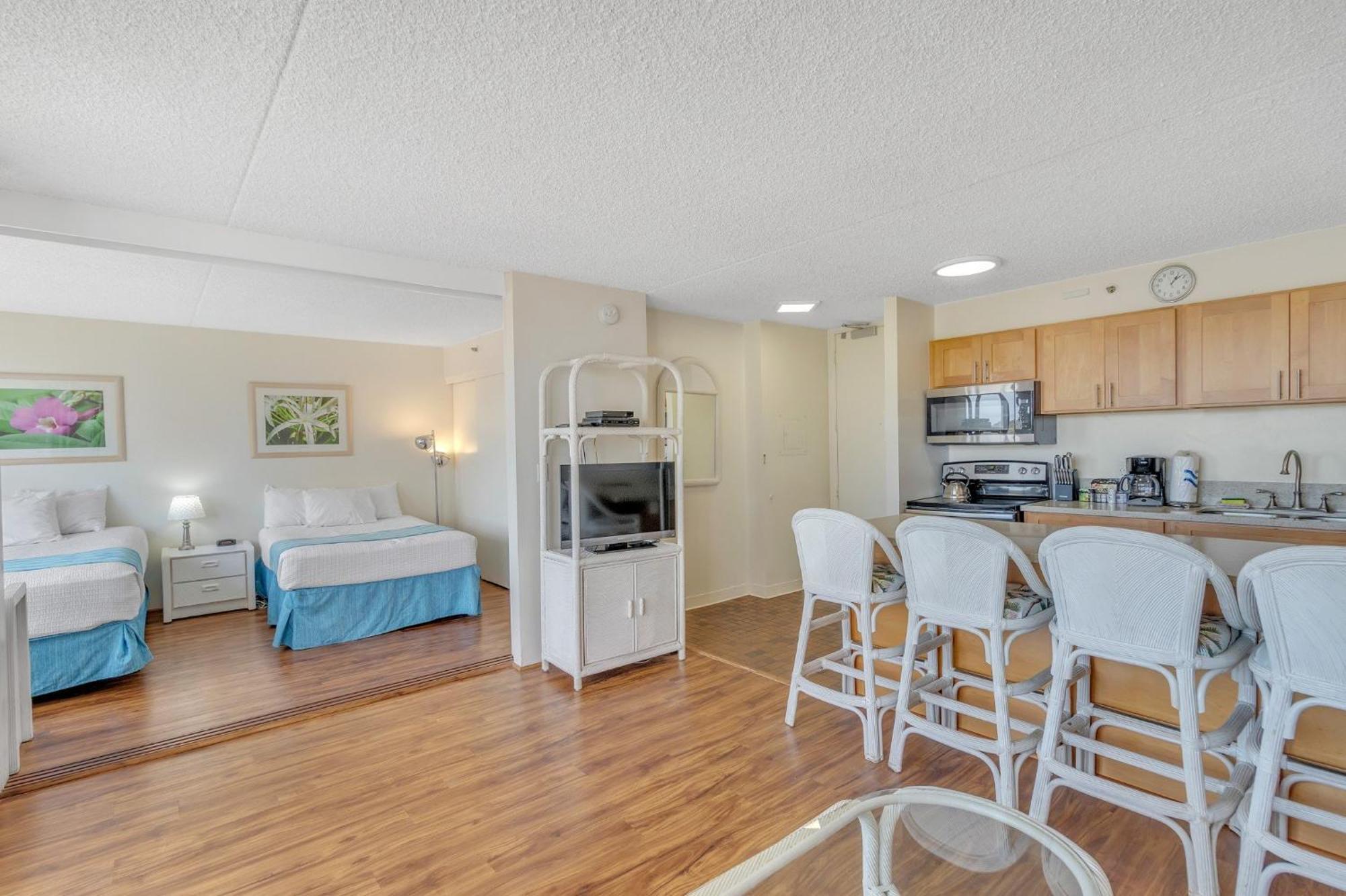 Elevated With Diamond Head & Ocean Views, Steps From Waikiki Apartment