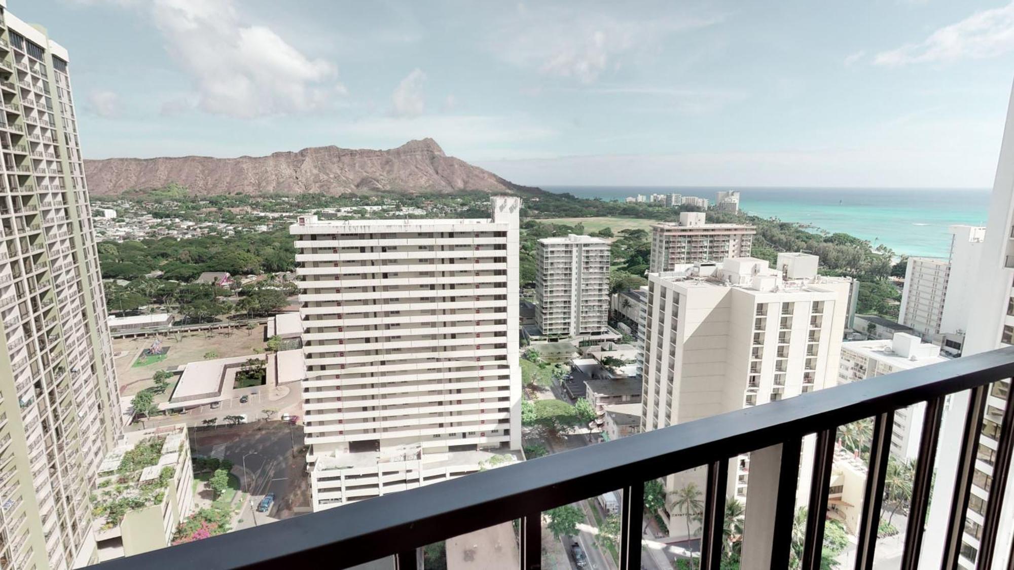Apartment Elevated With Diamond Head & Ocean Views, Steps From Waikiki
