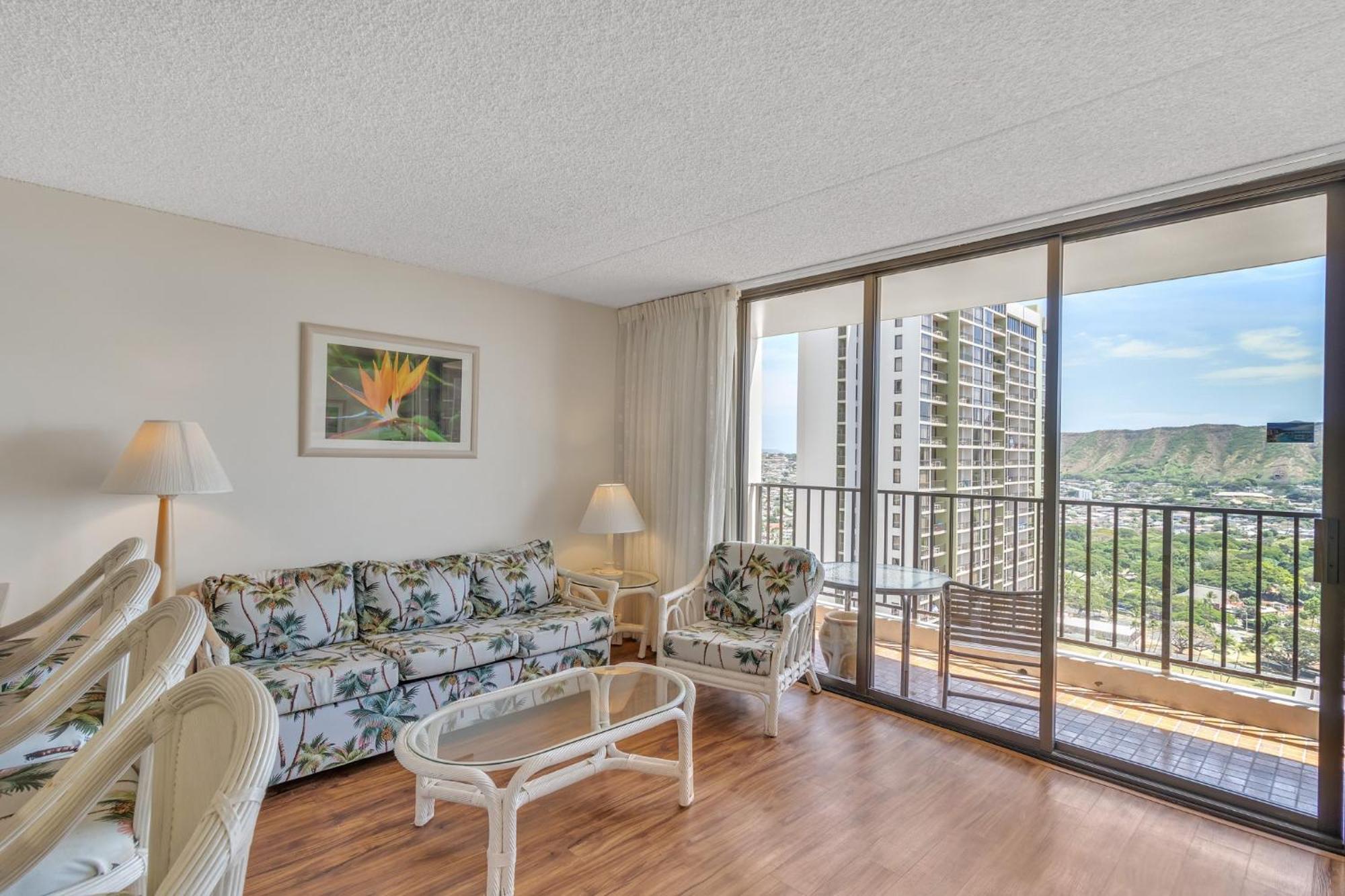 Elevated With Diamond Head & Ocean Views, Steps From Waikiki Apartment *