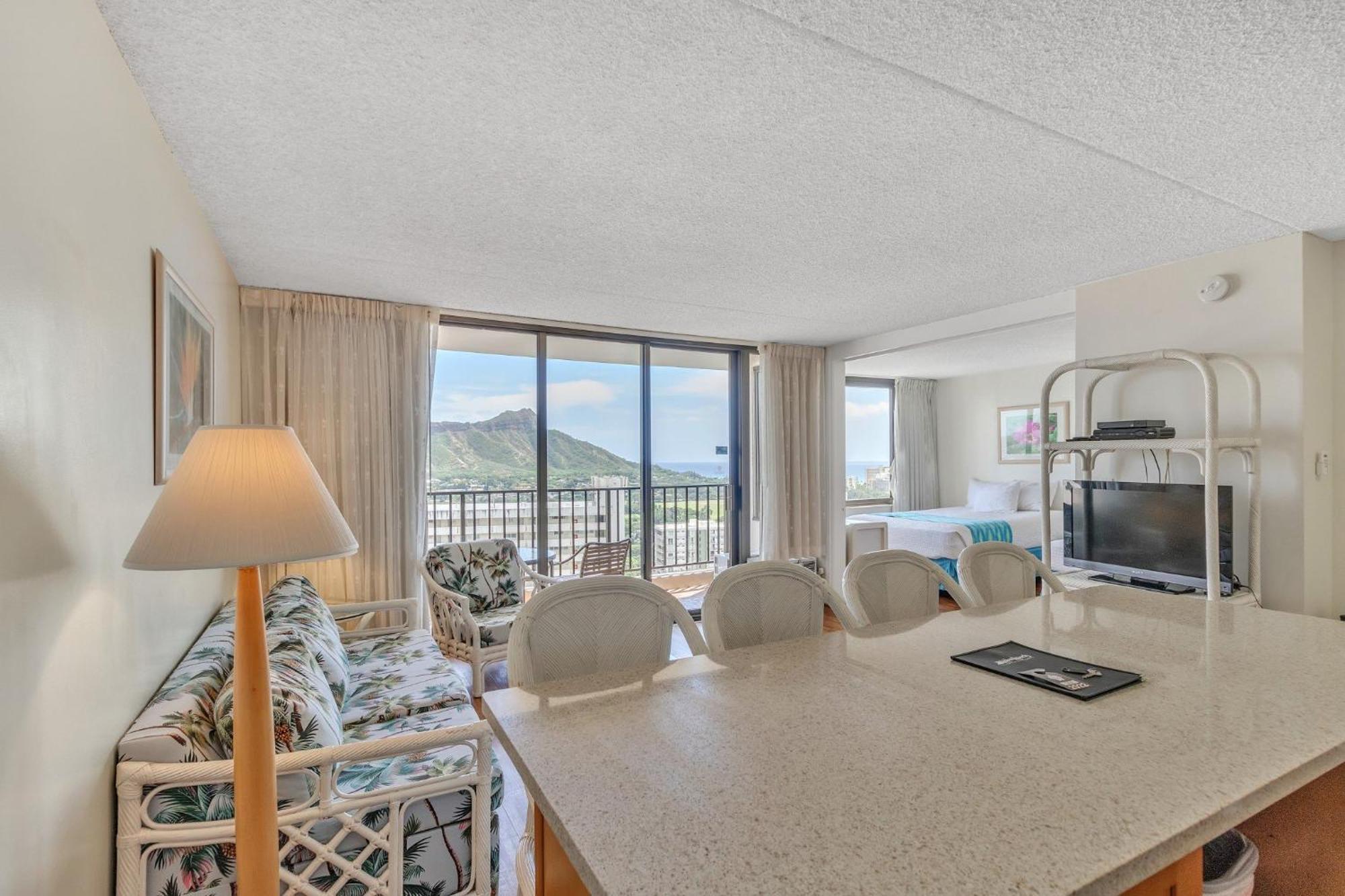 Elevated With Diamond Head & Ocean Views, Steps From Waikiki Apartment *