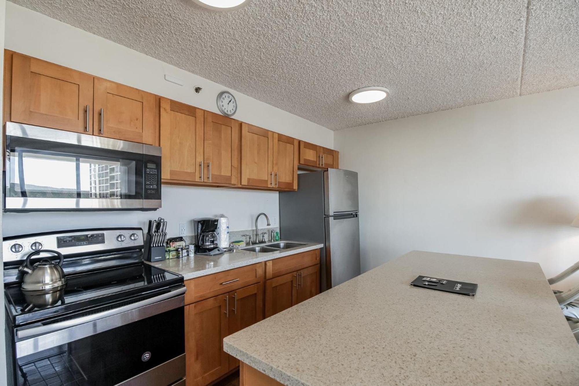 Elevated With Diamond Head & Ocean Views, Steps From Waikiki Apartment Honolulu