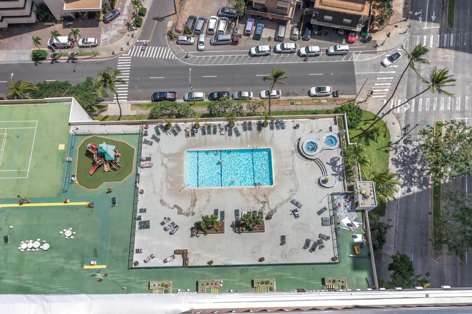 Apartment Elevated With Diamond Head & Ocean Views, Steps From Waikiki *